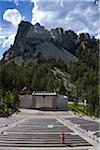 Mann unter Foto von Mount Rushmore, South Dakota, USA