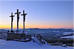 Croix sur le dessus de Kreuzberg, au crépuscule, montagnes Rhoen, Bavière, Allemagne