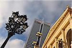 Alte Oper, Opernturm, und Straßenlaterne, Frankfurt am Main, Hessen, Deutschland