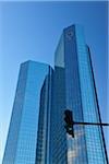 Gratte-ciel de la Deutsche Bank et le feu vert, Francfort-sur-le-main, Hesse, Allemagne