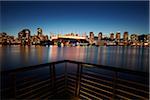 Vancouver Skyline mit BC Place Stadium, gesehen vom False Creek, Vancouver, British Columbia, Kanada