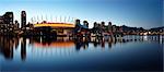 Vancouver Skyline mit BC Place Stadium in der Abenddämmerung, Vancouver, British Columbia, Kanada