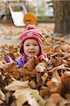 Jeune fille dans les feuilles d'automne, Allemagne