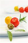 Tomates cerises, olives, sauge et romarin