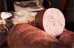 Salami und andere geheilt Fleisch in Certaldo, Toskana, Italien