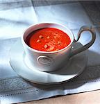 Tomatensuppe mit Croutons in einer Tasse