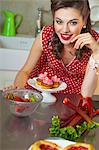 Une fille de style rétro avec des muffins aux fraises, fraises et rhubarbe