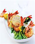 Brochette de scampi avec courgettes sur asperges vertes