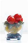 Tomates cerises et les olives dans un verre