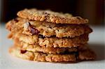 Une pile de biscuits de noix et aux canneberges