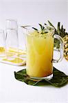 Verre pichet de jus d'ananas de menthe sur feuille d'ananas ; Lunettes