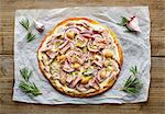 Une pizza au thon, oignons et haricots blancs