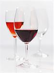 Différents verres à vin (vin rouge et vin rosé)