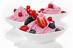 Crème de fraises yogourt glace garnie de baies fraîches