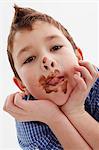 Un petit garçon avec du chocolat autour de sa bouche