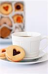 Linzer tarte biscuits avec une tasse de café