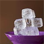 Cubes de glace dans un plat de couleur lavande