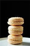 Trois macarons de noix de coco ; Empilés