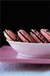 Roses macarons aux framboises dans un bol