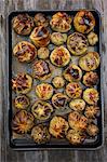 Tomates Heirloom vert sur un Pan de feuille