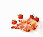 Tranches de bacon frit et tomates cerises