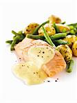 Filet de saumon avec sauce Hollandaise, pommes de terre et haricots verts