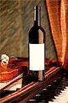 Bouteille de vin rouge sur un Piano ; Violon