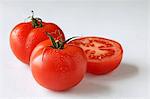 Frische Tomaten, ganze und eine halbe