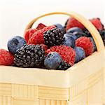 Un panier de petits fruits divers