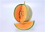 Cantaloupe-Melone mit einem Abschnitt entfernt
