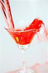 Martini rouge versé dans un verre