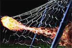 Flammenden Soccer Ball im Tor Net