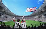 Zuschauer winken britische Flagge im Stadion