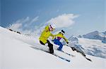 Ausrollen auf schneebedeckten Hang Skifahrer