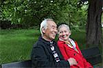 Älteres Ehepaar sitzt auf der Parkbank