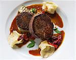 Assiette de steak avec des boulettes