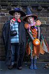 Enfants vêtus de costumes d'Halloween