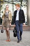 Couple marchant sur un sentier