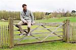 Homme assis sur la porte d'un chalet