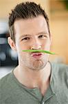 Homme faisant artificial moustache avec haricots verts