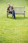 Mann auf einer Bank sitzen und denken in einem park