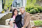 Couple romantique assis dans un jardin et souriant