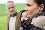 Gros plan d'une femme avec sa famille