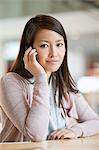 Portrait d'une femme d'affaires parlant sur un téléphone mobile dans un bureau