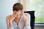 Nahaufnahme der leiden unter Kopfschmerzen in einem Büro Kauffrau