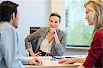 Geschäftliche Exekutive diskutieren mit ihren Kunden