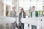 Portrait de chefs d'entreprise dans un hall d'entrée