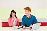 Couple d'affaires dans un bureau