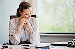 Femme d'affaires la lecture des documents dans un bureau