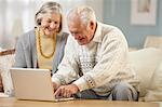Altes Paar mit laptop